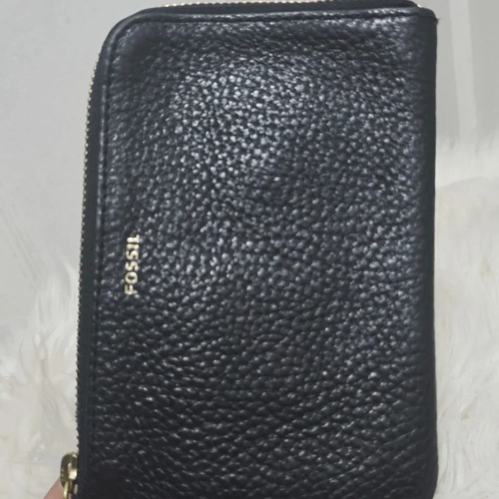 Fossil Black Leather Gold Accents Zipper Wallet With a Wrist Strap.🌴